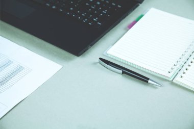 Dizüstü bilgisayar, mali belge, Not defteri ve kalem üstünde okul sırası. İş kavramı