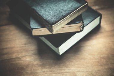 Ahşap arka plan üzerinde kapalı İncil.