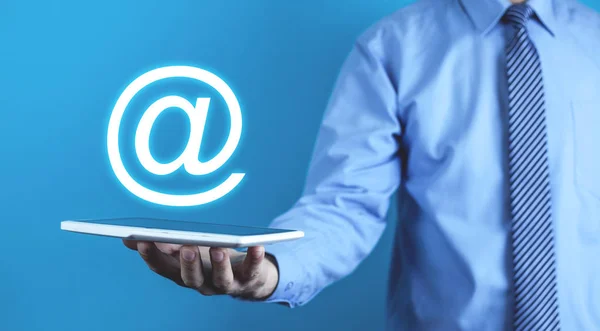 Pebisnis Yang Memegang Simbol Email Konsep Bisnis — Stok Foto