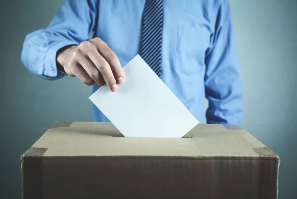 Homem Votar Urna Conceito Eleição Democracia — Fotografia de Stock