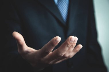 İşadamı gösteren boş el. Hareketi vererek