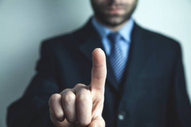 İşaret ve boş dokunmatik ekranda dokunmadan işadamı.
