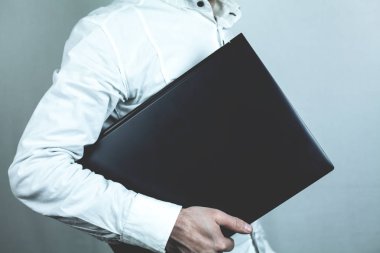  Beyaz iş adamı taşıma siyah dizüstü bilgisayar.