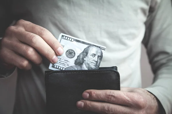 Homem Caucasiano Colocando Cem Dólares Carteira — Fotografia de Stock