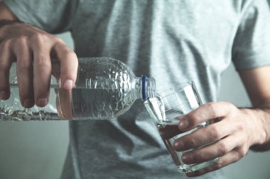 Adam temiz su bir şişe cam içine dökülen..