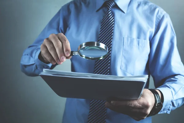 Empresario Con Lupa Leyendo Documentos — Foto de Stock