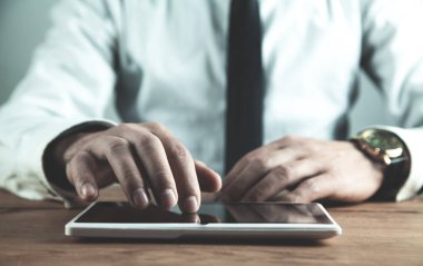 Beyaz dijital tablet kullanan adam. İş kavramı