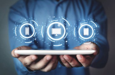 Telefon, bilgisayar ekran ve tablet tutan adam. Teknoloji kavramı