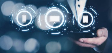 Telefon, bilgisayar ekran ve tablet tutan adam. Teknoloji kavramı