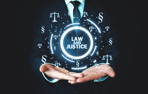 Mann Mit Gerechtigkeitswaage Und Paragrafensymbolen Konzept Recht Und Gerechtigkeit — Stockfoto