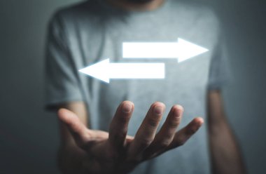 Adam holding oklar. Meydan okuma ve seçim sembolü