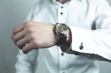 Kol gösterilen iş adamı. İş kavramı