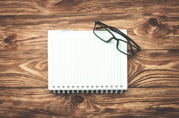 Notizblock Mit Brille Auf Einem Holztisch — Stockfoto