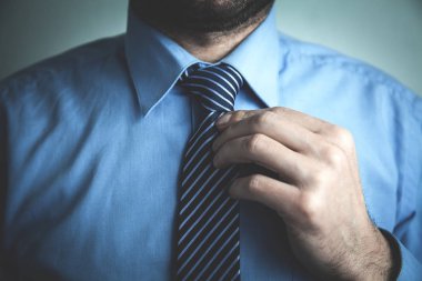 Beyaz iş adamı kravatını sabitleme.