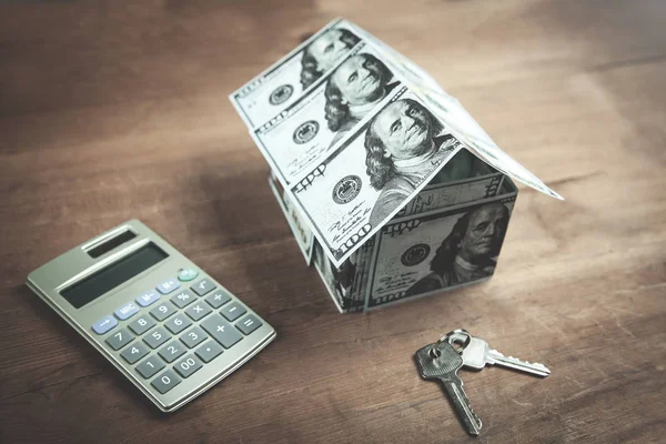 Casa Dólares Com Chaves Calculadora Uma Mesa Madeira — Fotografia de Stock
