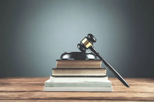 Richtergabel Mit Gesetzesbüchern Auf Holztisch Konzept Recht Und Gerechtigkeit — Stockfoto