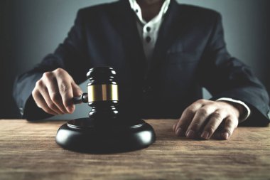Yargıç çarpıcı tokmak sondaj blokta. Hukuk ve adalet kavramı
