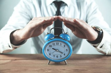 İşadamı çalar saat korumak. İş zaman yönetimi
