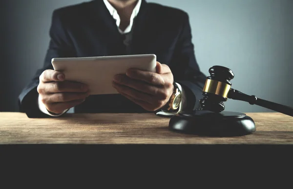 Δικαστής Χρησιμοποιώντας Ψηφιακό Tablet Δίκαιο Και Δικαιοσύνη — Φωτογραφία Αρχείου