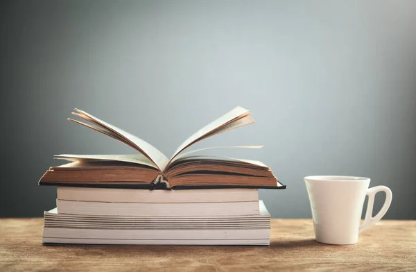 Kávéscsésze Könyveket Fából Készült Asztal Oktatási Koncepció — Stock Fotó