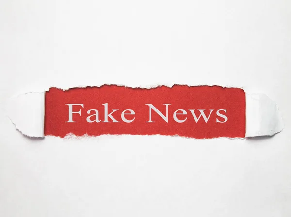 Fake News Worte Auf Zerrissenem Papier — Stockfoto