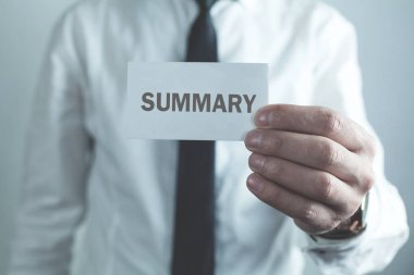 Kartvizit üzerinde kelime Özet gösteren işadamı.