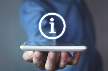 Tablet bilgi sembolü ile tutan adam. İş kavramı