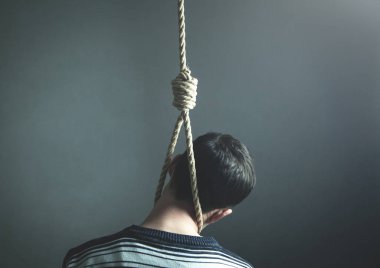 Boynunda bir ilmek ile beyaz depresif adam. İntihar kavramı