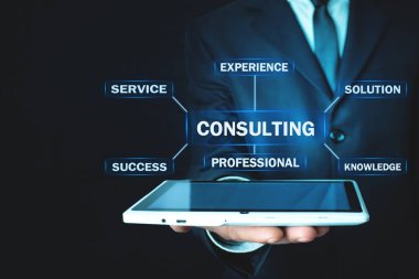 Metin danışmanlık ile tablet tutan adam. İş kavramı