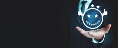 Adam holding smiley. Geribildirim, iş kavramı