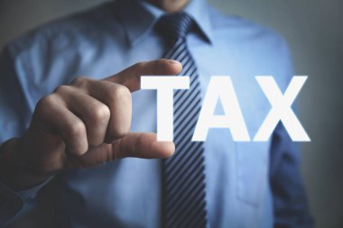 Vergi kelime gösteren iş adamı. İş kavramı