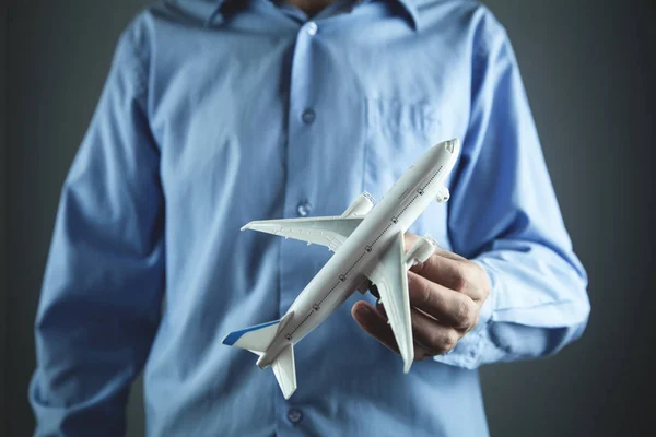 Man Håller Leksak Flygplan Resor Konceptet — Stockfoto