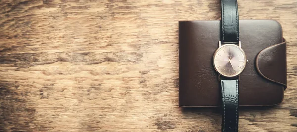 Reloj Pulsera Con Billetera Sobre Fondo Madera — Foto de Stock