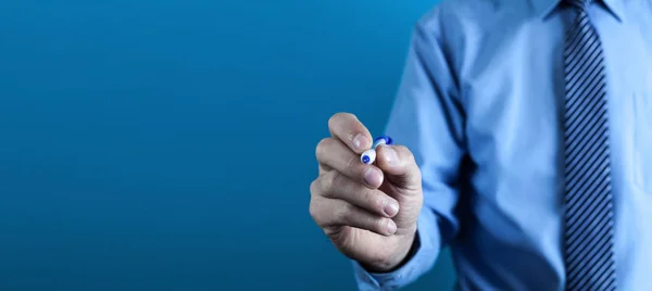 Hombre de negocios caucásico señalando un bolígrafo en una pantalla virtual . —  Fotos de Stock