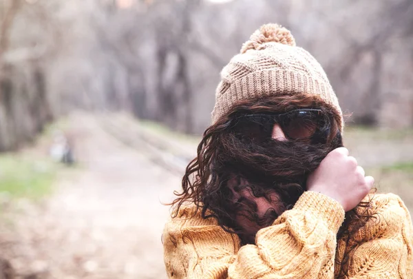 Femme Couvrant Son Visage Avec Des Cheveux — Photo