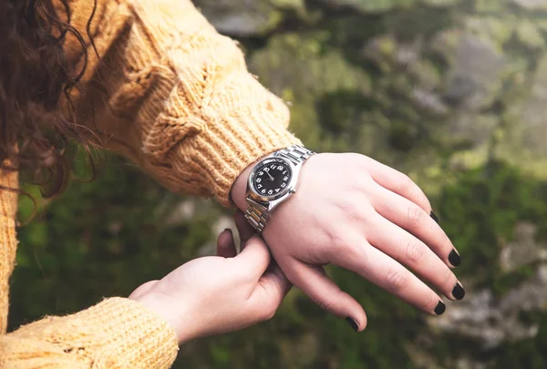 Vrouw Toont Zijn Horloge — Stockfoto