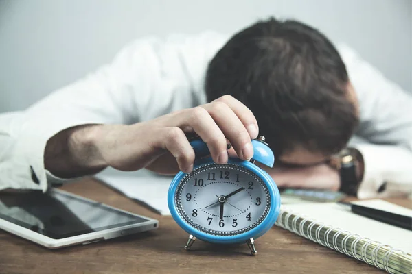 Joven Empresario Caucásico Durmiendo Escritorio Concepto Empresarial —  Fotos de Stock