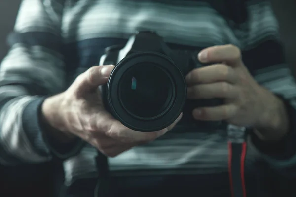 Profi Fotós Gazdaság Egy Dslr Fényképezőgép — Stock Fotó