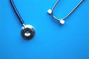 Stetoskop mavi bir arka plan üzerinde. Tıp kavramı