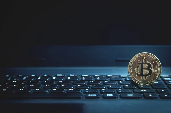 Laptop Klavye Üzerinde Bitcoin Teknoloji Ticaret Finans Kavramı — Stok fotoğraf
