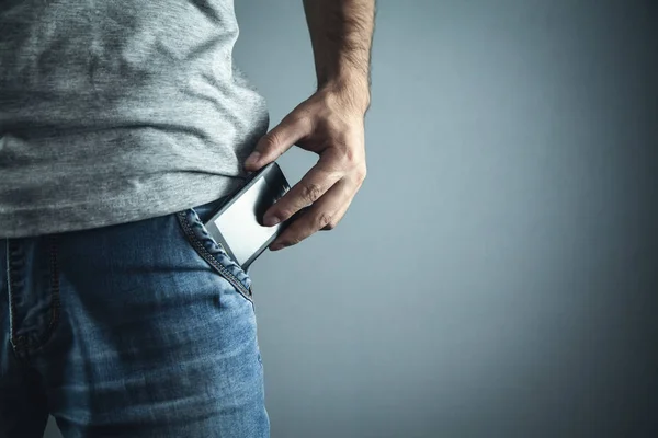 Homem Caucasiano Colocou Telefone Bolso Jeans — Fotografia de Stock
