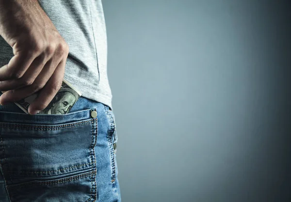 Kaukasiska Man Sätta Dollar Jeans Ficka — Stockfoto