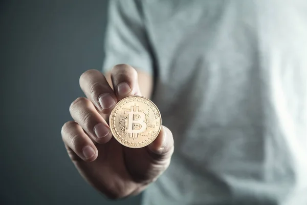 Adam Tutarak Altın Bitcoin Sanal Para Kavramı — Stok fotoğraf