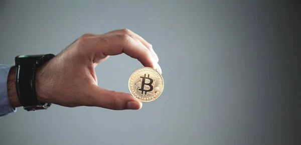 Erkek Holding Altın Bitcoin Sanal Para Kavramı — Stok fotoğraf