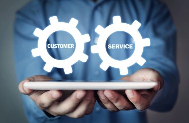 Tablet dişli mekanizması ile tutan adam. Müşteri hizmet anlayışı