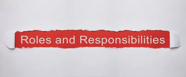 Roller ve sorumluluklar yırtık kağıt üzerinde.