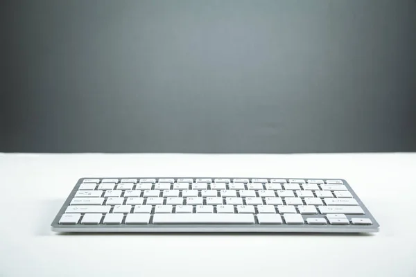 Teclado Computador Branco Mesa Branca — Fotografia de Stock