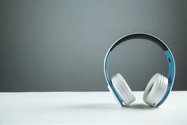 Bezprzewodowe Słuchawki Biały Biurko — Zdjęcie stockowe