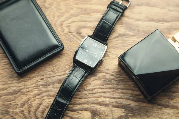 財布と木製の背景に香水腕時計 — ストック写真