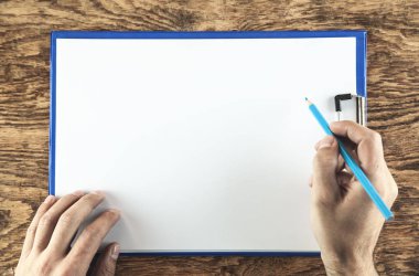 Erkek eli kalem mavi ile çizim için hazır.